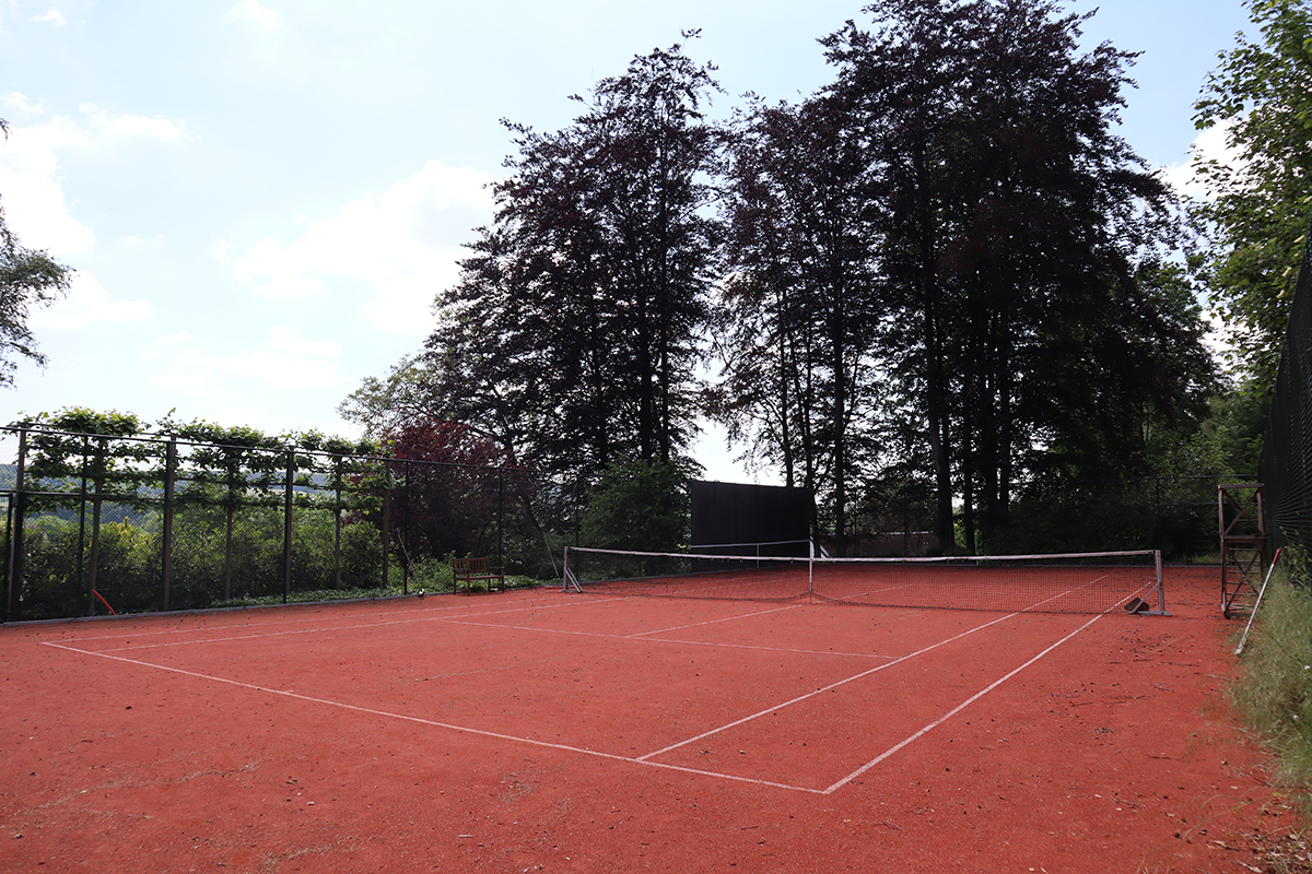 Gîte l'Ermitage à Namur - Un terrain de tennis disponible toute l'année.